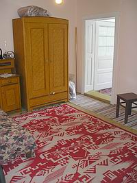 Az egyes szamu apartman konyhaja es nappalia