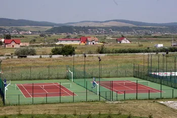 Apollo Wellness Club Hotel Sangeorgiu de Mures Baza Sportiva, teren de sport: tenis, fotbal, volei