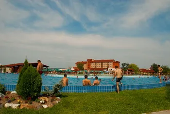 Strand Apollo Sangeorgiu de Mures: apa dulce, apa sarata, plaja, sezlong, piscina pentru copii, loc de joaca