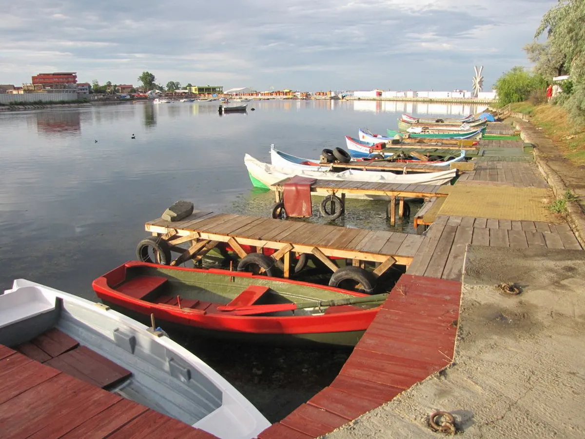 Plimbare cu barca pe lacul Costinesti