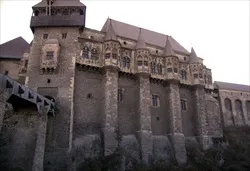 Prezentare in imagini: descriere, poze, harta, cazare, atractii–drumetii Castelul Hunedoarei Cazare