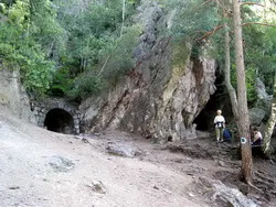 Prezentare in imagini: descriere, poze, harta, cazare, atractii–drumetii Pestera Sulfatara Turia Cazare