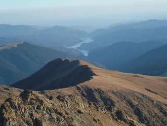 Prezentare in imagini: descriere, poze, harta, cazare, atractii–drumetii Lacul Vidraru Cazare